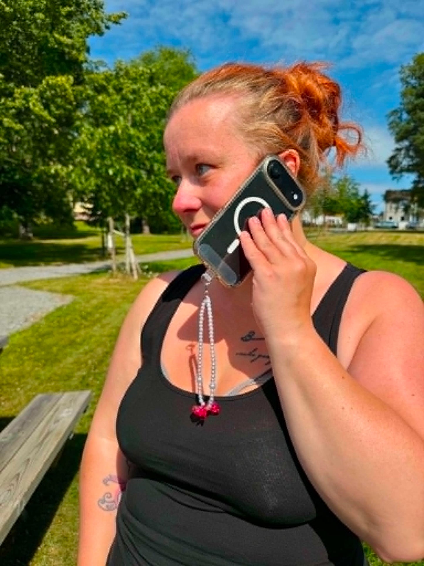 Rosa sløyfe-phonecharm – håndlaget perlecharm til telefon