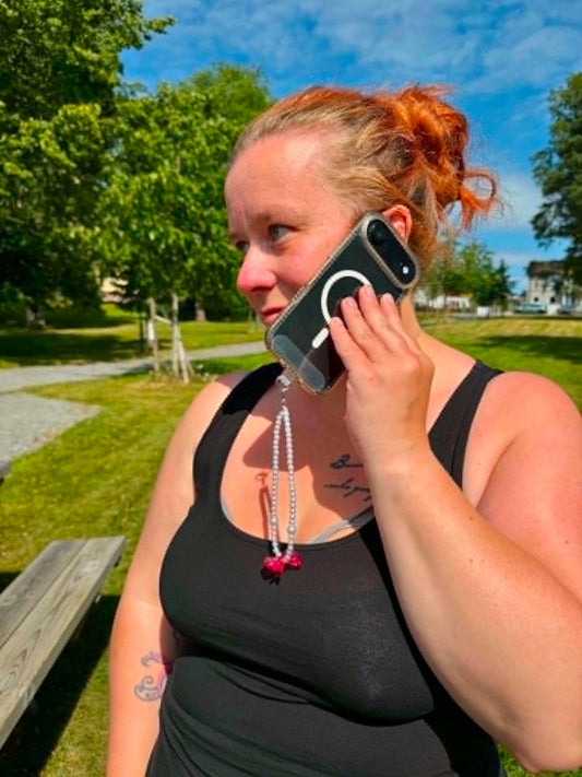 Rosa sløyfe-phonecharm – håndlaget perlecharm til telefon